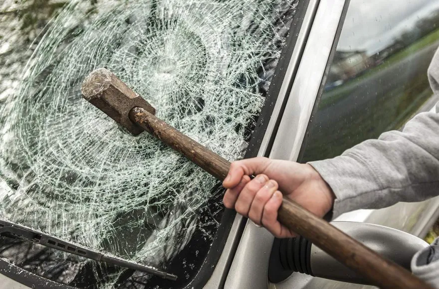 Auto zertrümmern für bis zu 5 Personen