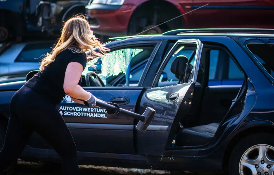 Auto zertrümmern Waldbröl