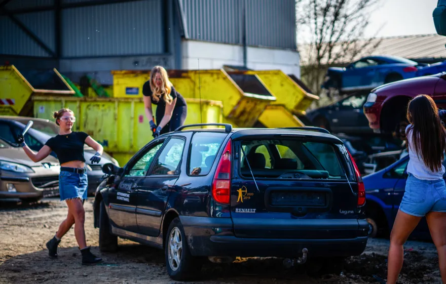 Auto zertrümmern Waldbröl
