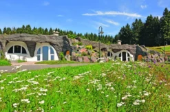 Übernachten im einzigartigen Erdhaus im Feriendorf Auenland für 2 (3 Nächte)