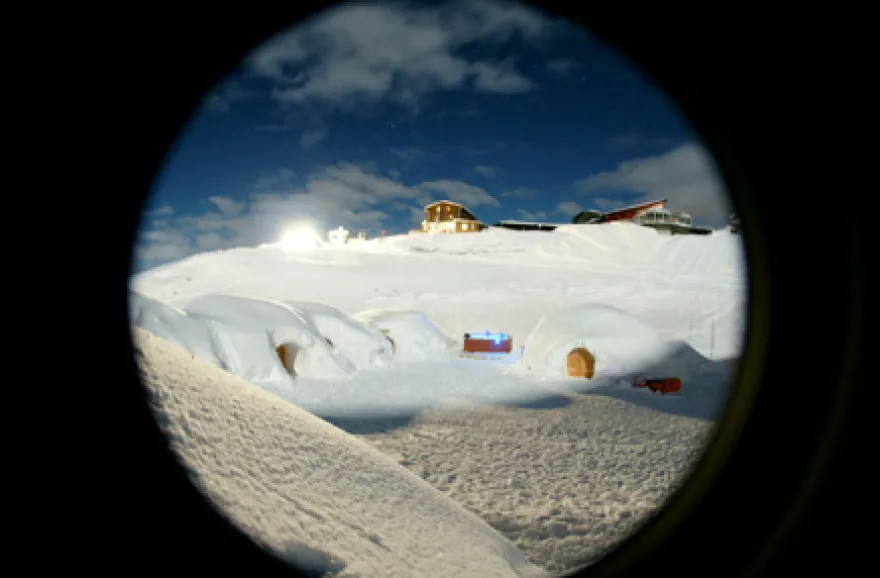 Übernachtung mit Käsefondue im 4er-Iglu