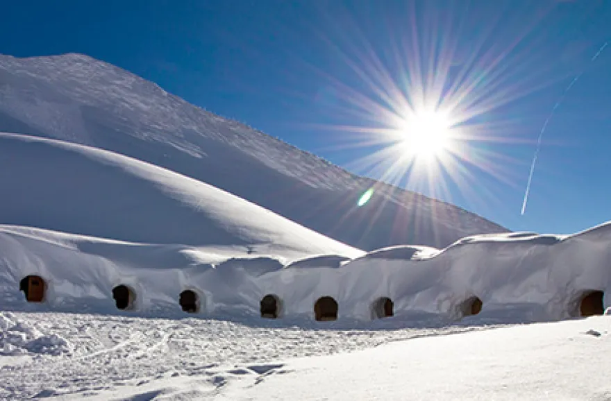 Übernachtung mit Käsefondue im 4er-Iglu