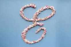 Buchstaben mit Trockenblumen selber machen Pliening