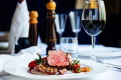 Dinner & Varieté Düsseldorf (Okt. - Jan. / Fr. - Sa. / Parkett Reihe 2 bis 5)