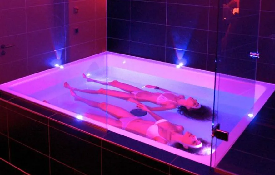 Floating (60 min) und Massage (30 min) Berlin