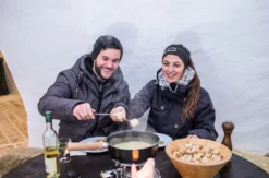 Fondue essen im Iglu Davos