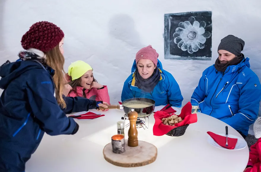 Fondue essen im Iglu Kühtai
