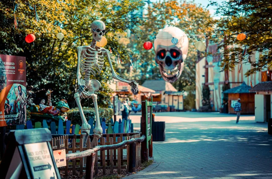 Halloween-Erlebnisreise im Serengeti-Park für 2 (1 Nacht)