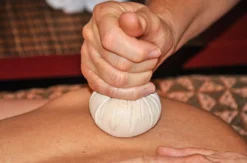 Kräuterstempel Massage München (80 Min.)