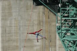 192 Meter Bungy-Sprung von der Europabrücke