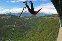 192 Meter Bungy-Sprung von der Europabrücke