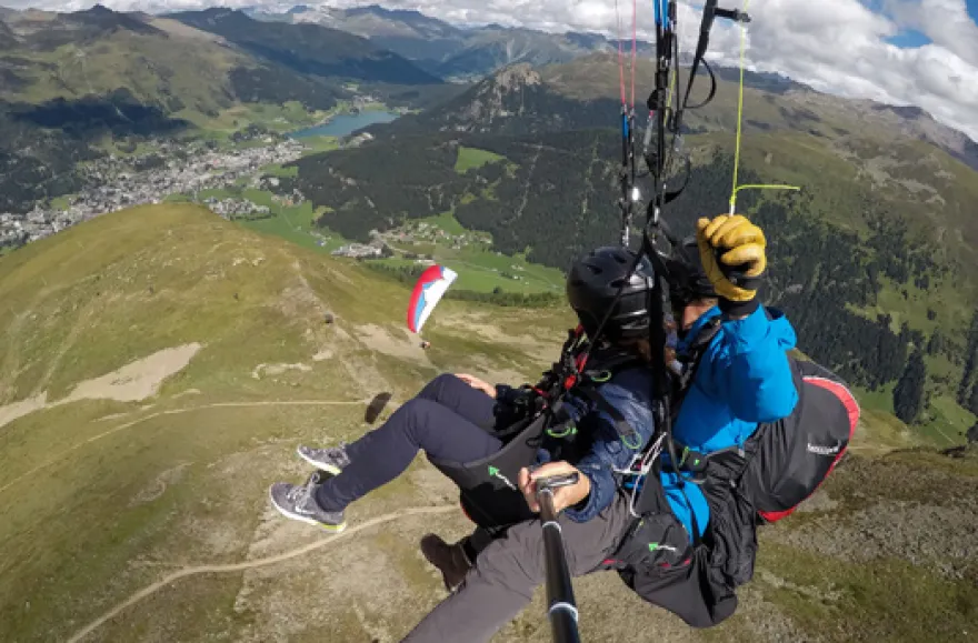 Pärchenflug mit 2 Gleitschirmen Schweiz