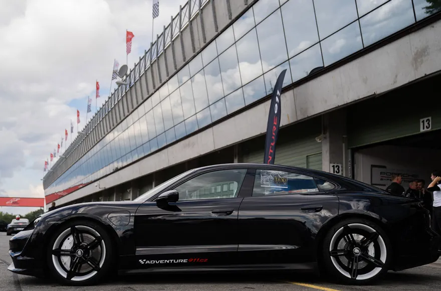 Renntaxi (Porsche Taycan)