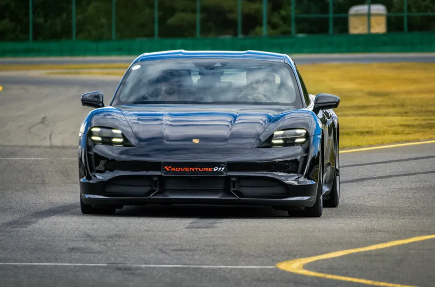 Renntaxi (Porsche Taycan)