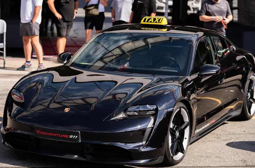 Renntaxi (Porsche Taycan)