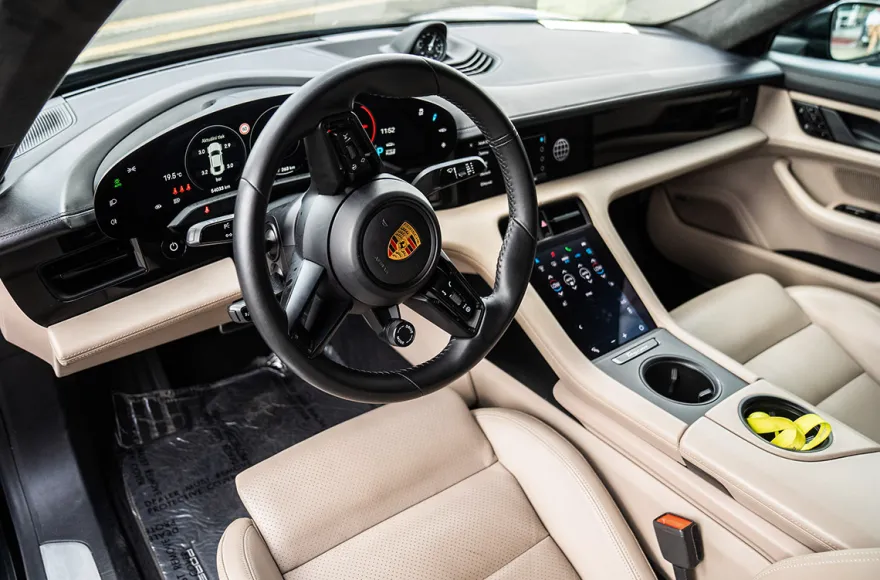Renntaxi (Porsche Taycan)