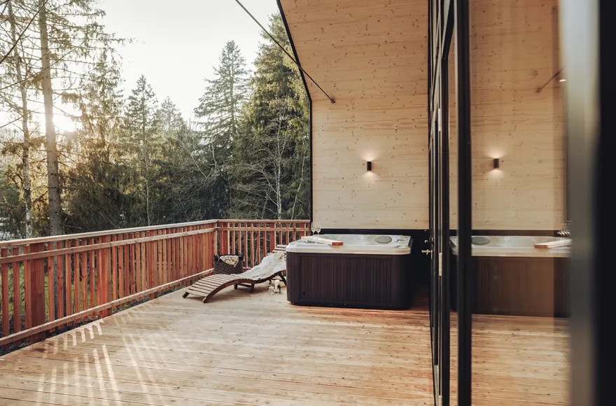 Romantikurlaub im Baumhaus Chalet für 2 (1 Nacht)