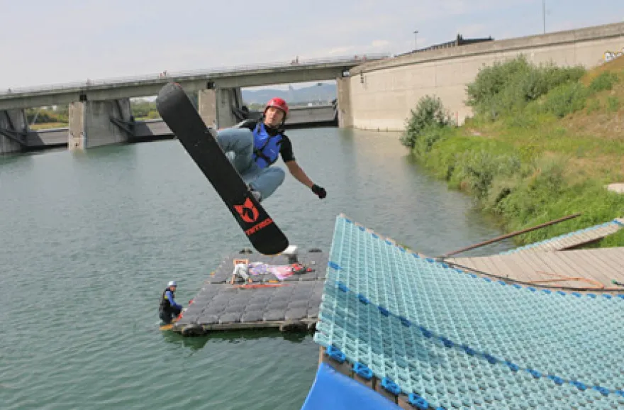 Ski- & Snowboard-Waterramp für Könner in Wien