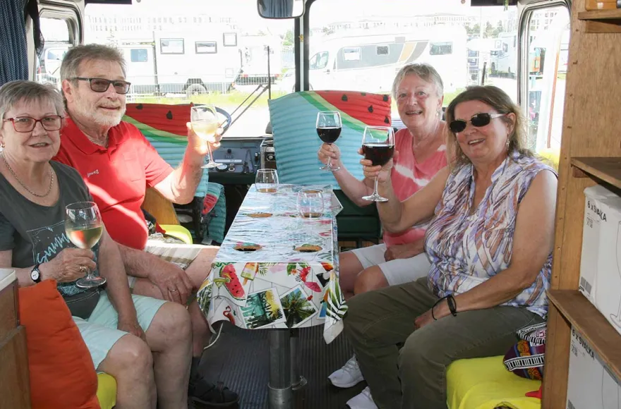Weintour mit Oldtimerbus für 4 Warnemünde (4 Std.)